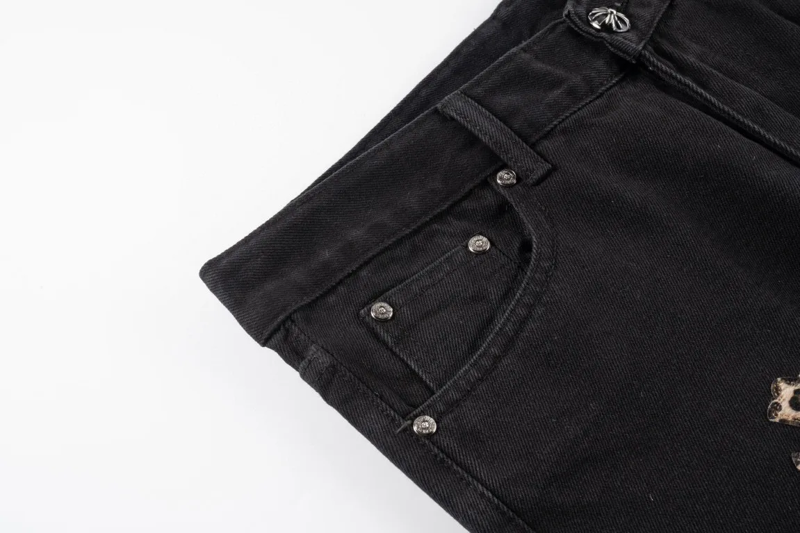 P240 Top version (Leopard print green leather) Top version Chrome Hearts jeans with leather blue denim. It is known that chromehearts jeans will use vintage Levis jeans as the base plate for creation. They usually add their own unique silver buckles and silver ornaments, plus leather embellishments. This is what doubles the value of these vintage jeans, because the base plate is Vintage jeans, the jeans themselves have been very soft and comfortable after years of baptism, which can be distinguished from ordinary jeans. Regarding the size, you should also refer to the pants data. Style number: 1603# Color: leopard print green leather Size: 28 30 32 34 28 Waist 86 Hips 100 Pants length 102 30 Waist 90 Hips 104 Pants length 104 32 Waist 94 Hips 108, pants length 106 34, waist 98, hips 112, pants length 110